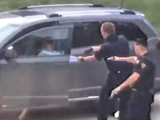 VIDEO: Policía dispara por la espalda a afroamericano frente a sus hijos&nbsp;&nbsp;