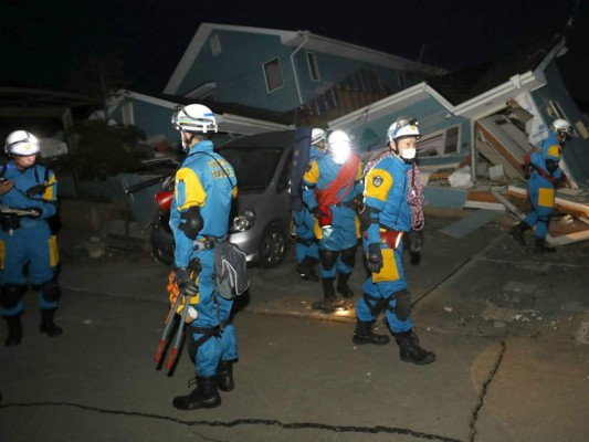 Japón: 41 muertos en sismos, equipos apuran rescates