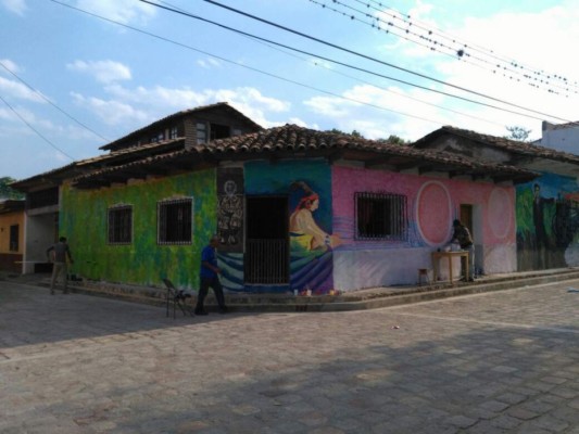El talento de los muralistas se refleja en las obras en Cantarranas. (Foto: El Heraldo Honduras)