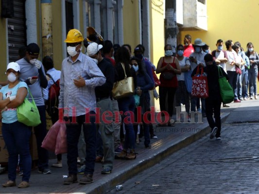 FOTOS: Sin normas de bioseguridad, capitalinos salen a abastecerse