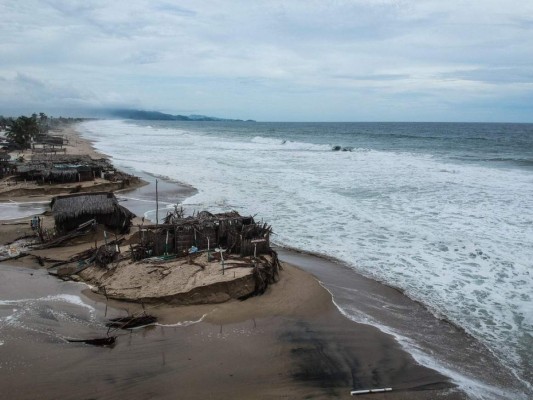 Decretan alerta roja en zona turística de México ante tormenta tropical Bud