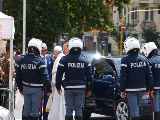 Papa vuelve al Vaticano 10 días después de su operación de colon