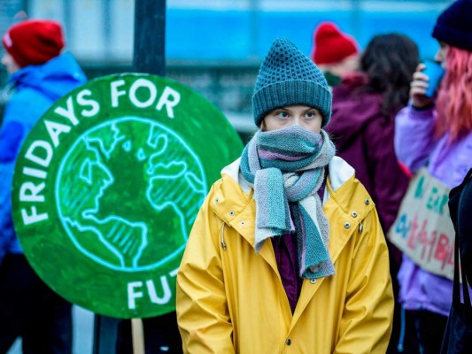 La activista ambiental sueca Greta Thunberg asiste a una huelga climática organizada por la organización 'Viernes para el futuro' fuera del parlamento sueco Riksdagen en Estocolmo el 20 de diciembre de 2019.