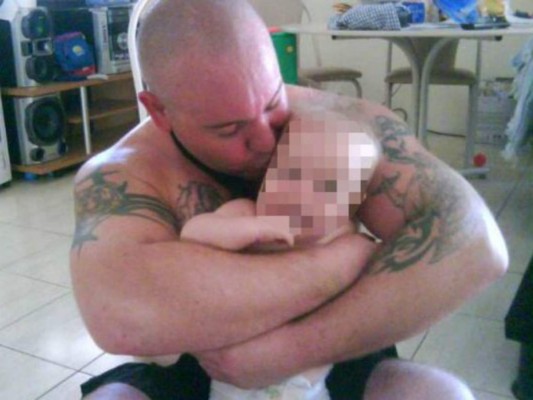Hombre australiano prende fuego a su niña de tres años por ser 'demasiado guapa'