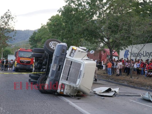 La trágica escena del motociclista aplastado por un contenedor en Choloma