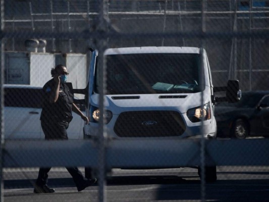 Primeros migrantes cruzan a Estados Unidos con nueva política de Biden