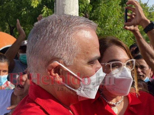 Yani Rosenthal acompaña a Quintín Soriano a votar en Choluteca