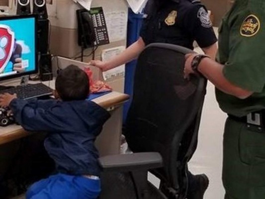 Hallan a niño migrante de tres años caminando solo en Texas