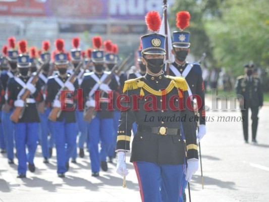 Por aire y tierra: con desfiles interinstitucionales rinden honor en el Bicentenario