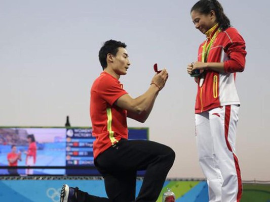 Clavadista recibe propuesta matrimonial en podio