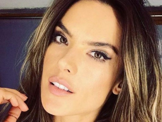 Alessandra Ambrosio presume sus sexys curvas en bikini y topless