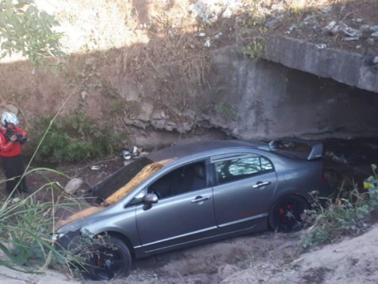 Carro se accidenta y termina en hondonada en la carretera que conduce a Valle de Ángeles