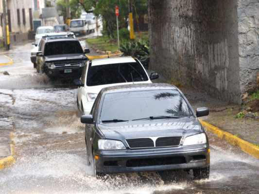 Alerta por deslizamiento en La Fraternidad tras 30 minutos de lluvia