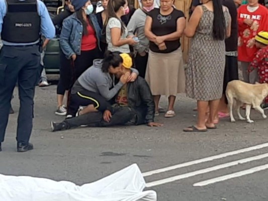 Hombre es asesinado mientras esperaba el autobús en la colonia Ulloa