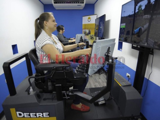 En el centro de capacitación hay dos simuladores de maquinaria. Foto: Alejandro Amador/EL HERALDO.