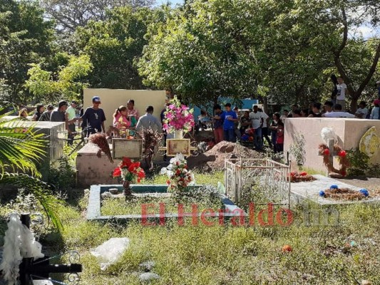 FOTOS: Doloroso entierro de niño asesinado por ladrones en Choluteca
