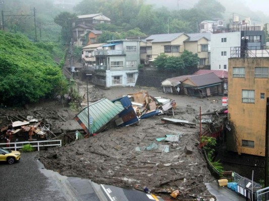Impactante video capta alud que arrasa con 80 casas en Japón