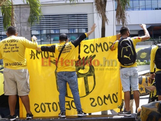 Aficionados del Real España le ponen color al clásico sampedrano (FOTOS)