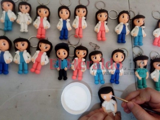 Artesana moldea en miniatura a los héroes de primera línea contra covid