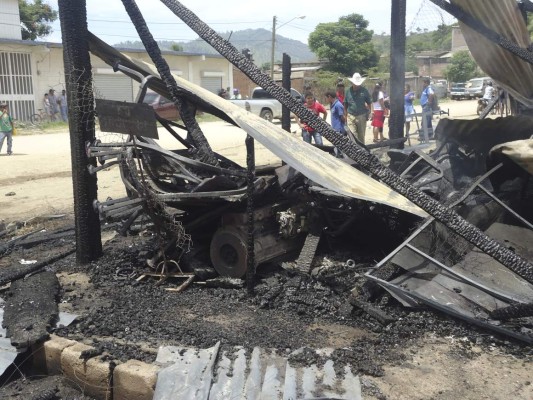 Incendio arrasó con 25 puestos del mercado Nuevo Amanecer