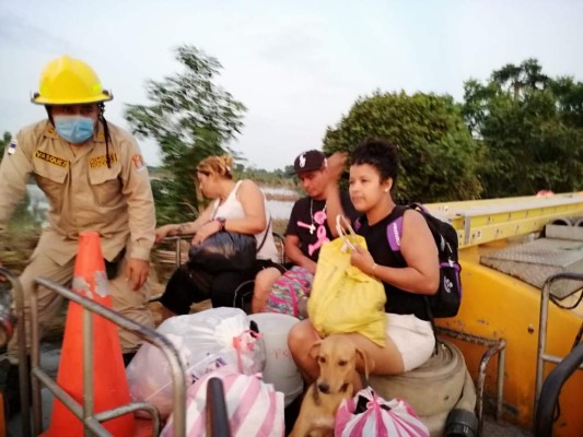 Continúan las evacuaciones obligatorias en la zona norte ante llegada de Iota