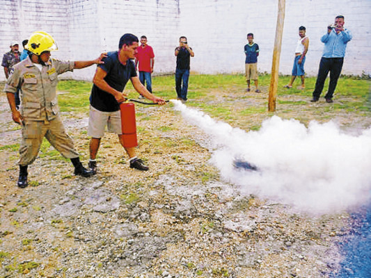 Bomberos forman a privados de libertad del penal de Juticalpa