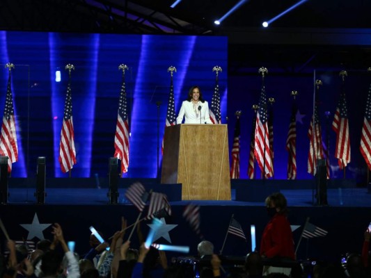 FOTOS: Así fue la puesta en escena de Kamala Harris en su primer discurso