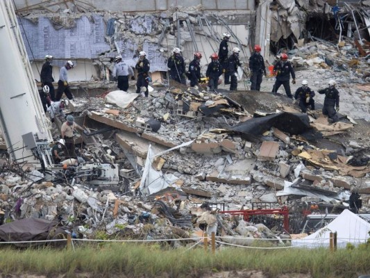 Exhaustos, rescatistas siguen difícil operación para buscar víctimas en derrumbe de Florida
