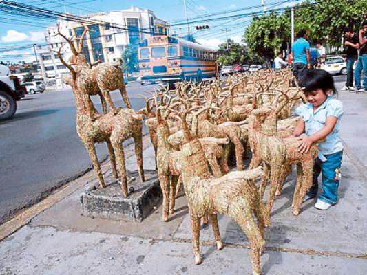 Capitalinos viven con intensidad la víspera de la Navidad