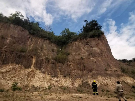 Rescatan a dos menores atrapados en un barranco de la capital