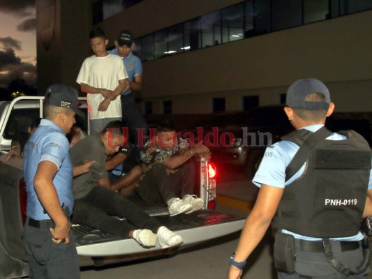 FOTOS: Así fue la captura de seis pandilleros de la 18; les hallan potentes armas y chalecos policiales