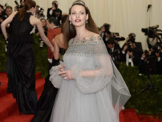 'Quedé permanentemente deformada': exmodelo Linda Evangelista rompe el silencio tras procedimiento estético
