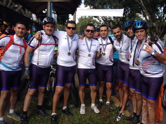 Desde los 'Correcaminos' hasta los 'Donde Mando', los equipos de la Cuarta Vuelta Ciclística