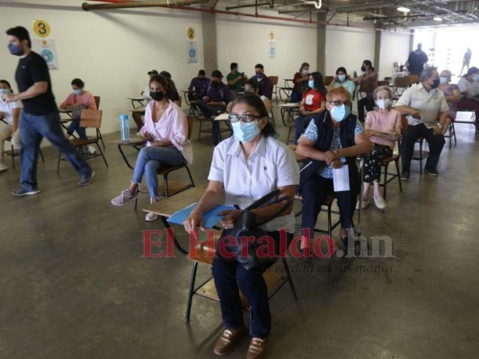 Voluntad, desesperación y aplazamiento: En imágenes cómo se desarrolló el primer día de ensayo de cruce de vacunas  