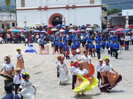 Colorido y eufórico desfile de escuelas de la ciudad de La Paz&nbsp;