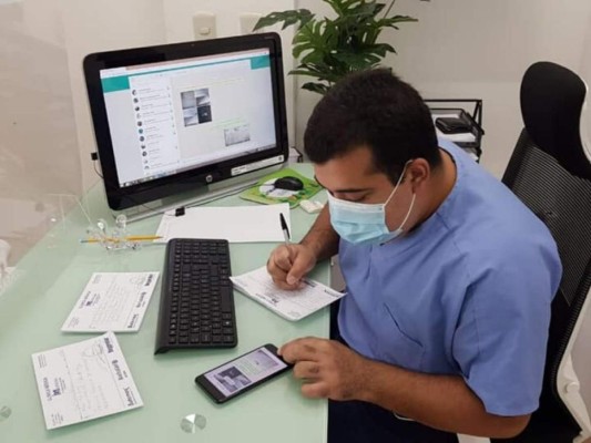 Médico hondureño ofrece consulta gratuita por WhatsApp a sospechosos de covid-19
