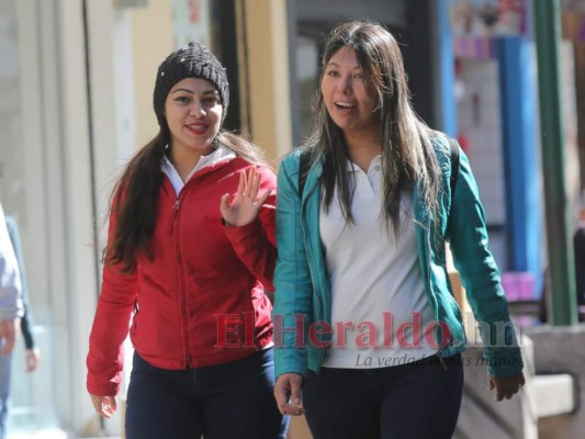 FOTOS: Frío decembrino obliga a los capitalinos a sacar sus abrigos