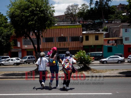 FOTOS: Un paso en falso de sus padres podría cobrar la vida de estos niños en 'cruces de la muerte' de la capital