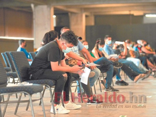 Capitalinos buscan distraerse en teléfonos celulares para mermar la agonizante espera. Foto: Marvin Salgado/El Heraldo