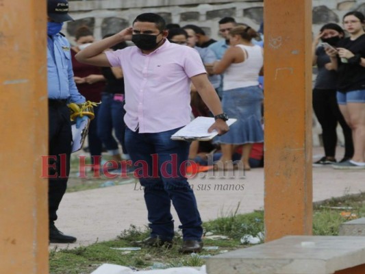 Dolor y lágrimas en el campo donde mataron a hombre cuando jugaba (Fotos) &nbsp;