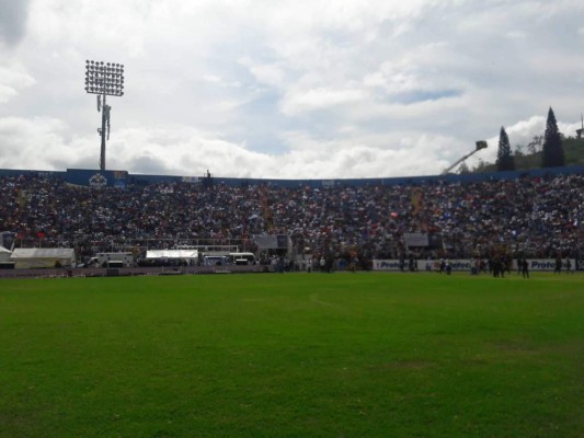 Bomba lacrimógena causa histeria colectiva en los desfiles dentro y fuera del estadio Nacional