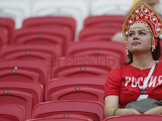 El duelo Polonia vs Colombia se llenó de hermosas mujeres
