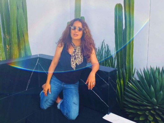 Salma Hayek despide 2020 en deslumbrantes trajes de baño y al natural