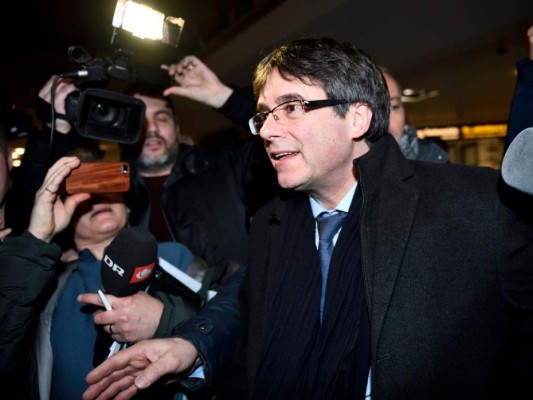 Expresidente catalán Carles Puigdemont llega a Dinamarca