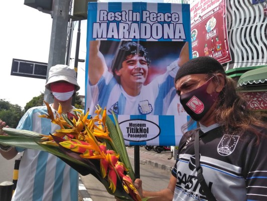 El mundo rinde conmovedores tributos póstumos a Diego Maradona (FOTOS)