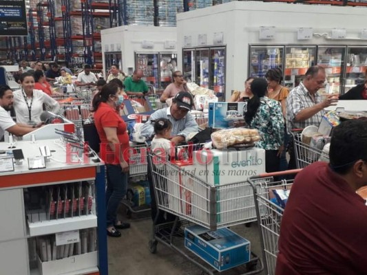FOTOS: Carretas repletas y enormes filas, así lucen los supermercados de la capital