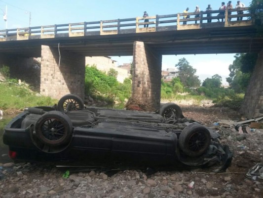 Vehículo cae de puente en Tegucigalpa