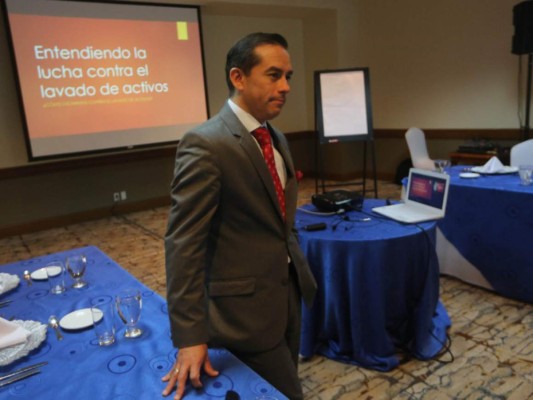 El ex vicefiscal de Colombia, Wilson Martínez Sánchez, expuso a los periodistas el trabajo realizado por el sistema financiero de Honduras para combatir el lavado de dinero. (Foto: El Heraldo Honduras)