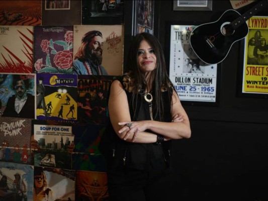 Periodista hondureña en histórico concierto Guns y Roses