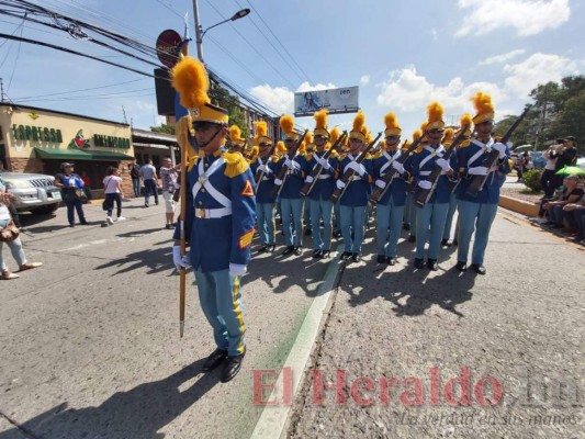 Las Fuerzas Armadas muestran su poderío en desfile cívico-militar por aniversario